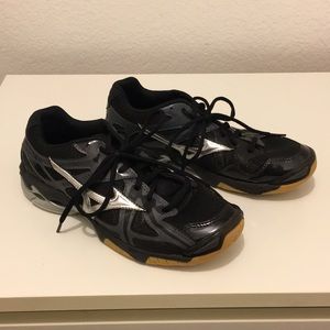 BRAND NEW mizuno court shoes
